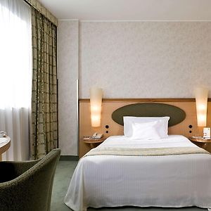 Kamer met een Queen Size Bed met de Toegang voor Gehandicapten